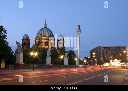 Berlin Schlossbruecke ponte del castello cupola Alex crepuscolo Unter den Linden sotto i tigli twilight Foto Stock