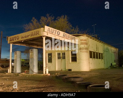 Scatto notturno di un vecchio, abbandonata la stazione di gas nel deserto dell'Arizona. Foto Stock