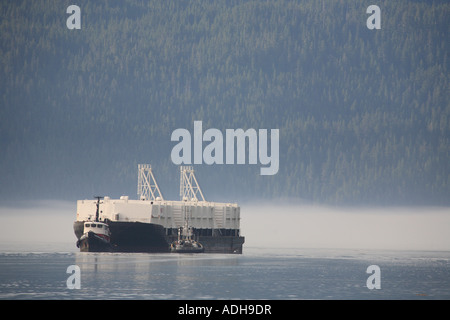 Rimorchiatore a traino e bulk bettolina in direzione di Rio Tinto Alcan/smelter di alluminio Kitimat British Columbia Foto Stock