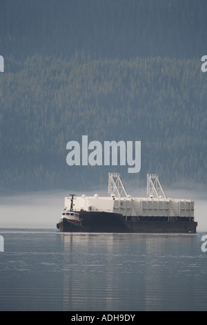 Rimorchiatore a traino e bulk bettolina in direzione di Rio Tinto Alcan/smelter di alluminio Kitimat British Columbia Foto Stock
