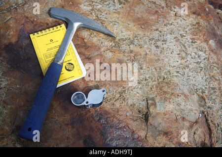 Il concetto di data mining immagine di geologi rock notebook martello con lente di ingrandimento Foto Stock