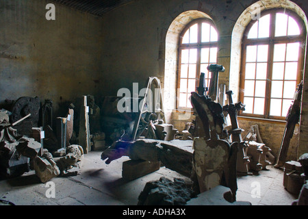 Le statue originali rimosse dalla cattedrale nel lapidarium all'interno di barrage Vauban dam, Strasburgo, Alsazia, Francia Foto Stock