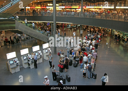 La Svizzera Zurich Airport Terminal C controllare nelle affollate di persone Foto Stock