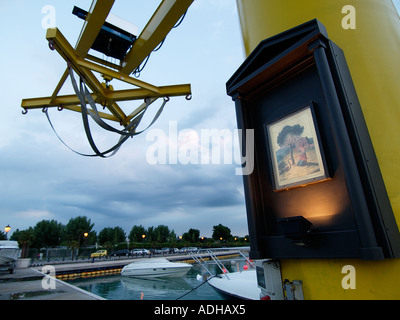 Gru speciale per il sollevamento di barche in acqua con immagine religiosa cattolica su di esso Peschiera del Garda yacht club Italia Foto Stock