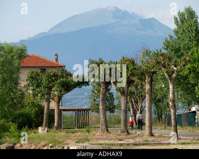 Coppia avente un tardo pomeriggio passeggiata a lago di Garda regione vicino a Peschiera del Garda Italia Foto Stock