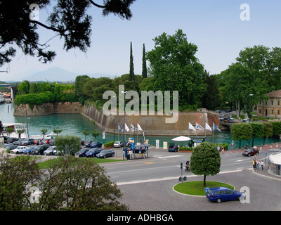 Parte delle mura antiche della città di Peschiera del Garda Italia la a forma di stella cittadella è completamente conservata Foto Stock