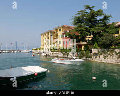 Sirmione è una città su una penisola del lago di Garda Italia Foto Stock