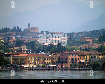 La città di Lazise come visto dal lago di Garda Italia Foto Stock