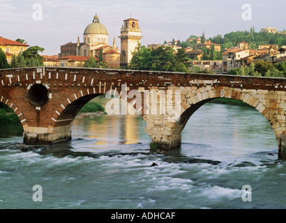 Pietra ponte sul fiume Adige con San Giorgio al di là della cattedrale di Verona, Italia Foto Stock