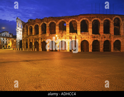 L'Arena in Piazza Bra di notte a Verona Foto Stock