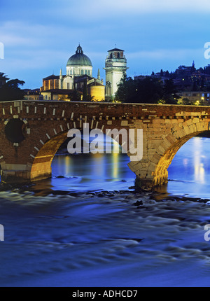 Antico Ponte Pietra oltre il fiume Adige con San Giorgio nella Cattedrale di Verona di notte Foto Stock