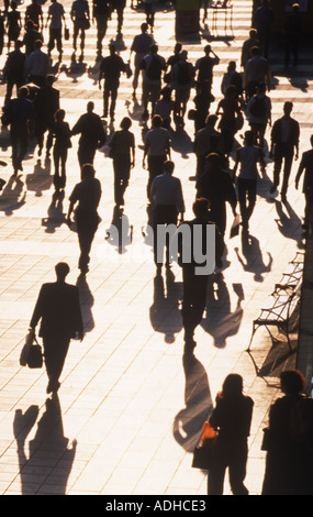 Persone che camminano sulla via della città nella luce del pomeriggio Foto Stock