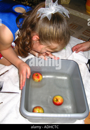 Giovane ragazza il ducking per le mele di Halloween Foto Stock