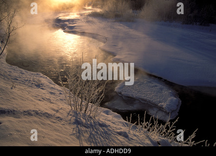 Steam rising over freezing Anchor River 10F hoarfrost ice snow Kenai Peninsula Alaska Foto Stock
