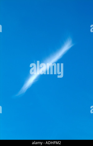 White Cirrus nubi alte in un cielo blu su cheshire england Foto Stock