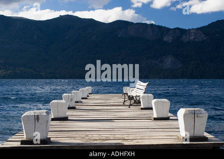 Il molo tranquilla oltre il Lago Traful. Villaggio Traful. La Patagonia Argentina. Foto Stock