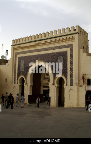 Lato verde di Bab Segma porta monumentale a nord del vecchio Mechouar Fes Marocco Foto Stock