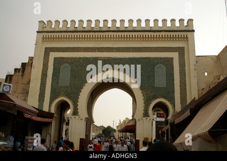 Lato verde di Bab Segma porta monumentale a nord del vecchio Mechouar Fes Marocco Foto Stock