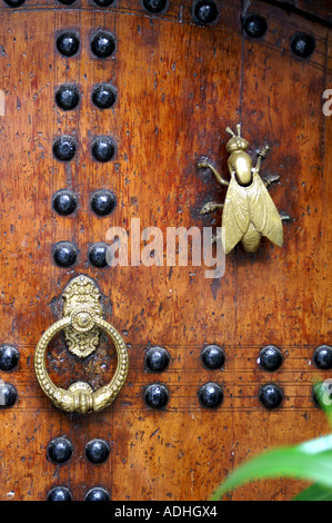 Ottone respingente prigionieri e fly mobili porta a Kasbah Rabat Marocco Foto Stock