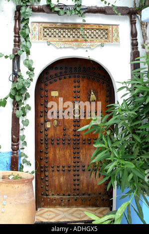 Ottone respingente prigionieri e fly mobili porta a Kasbah Rabat Marocco Foto Stock