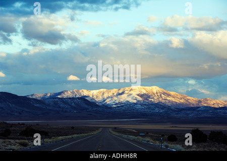 Stati Uniti Nevada non finisce mai di strada rettilinea d'America scenario sulla US Route 50 la strada lonliest in America Foto Stock