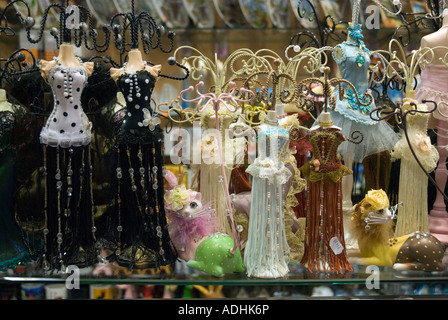 Negozio di souvenir sul display in un negozio sugli Champs Élysées a Parigi Foto Stock