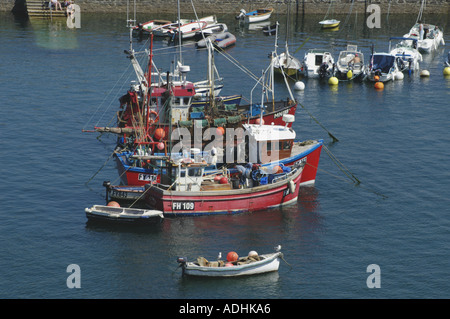 Barche ormeggiate in Mevagissy porto esterno Cornwall Regno Unito Foto Stock