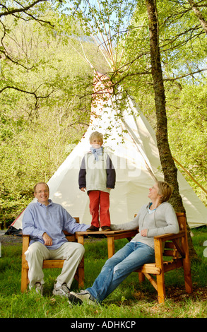 Gruppo di famiglia in vacanza in campeggio in tela a specialista teepee campeggio in agriturismo a metà Wales UK Foto Stock