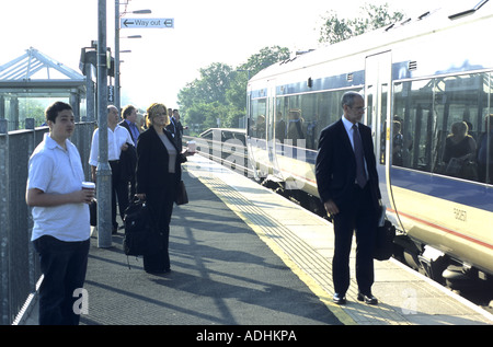 Mattina pendolari e Chiltern Railways London Marylebone treno a Warwick Parkway stazione ferroviaria, Warwickshire, Inghilterra, Regno Unito Foto Stock