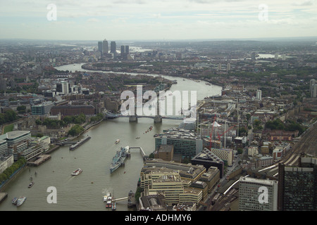 Fotografia aerea del Tower Bridge sul fiume Tamigi a Londra con viste a Wapping, Rotherhithe, Canary Wharf e l'estuario Foto Stock