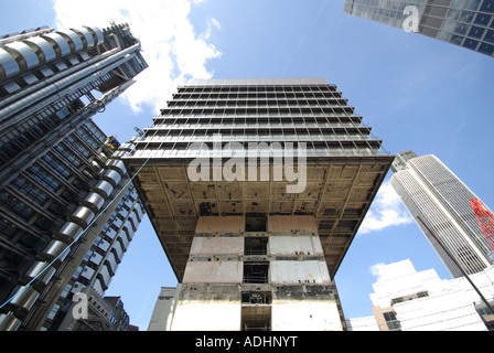 City of London sito di demolizione rimozione pavimenti dal livello del suolo verso l'alto al tetto del cemento esposte core & clear sito per il nuovo edificio CheeseGrater Foto Stock