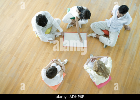 La terapia di gruppo, adulti seduti in cerchio, un disegno su whiteboard Foto Stock
