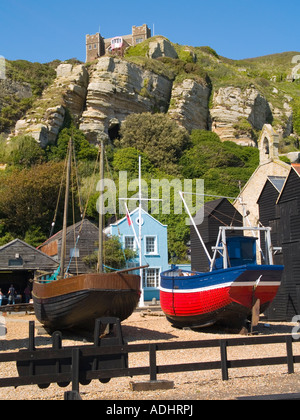 Tradizionali barche da pesca al di fuori del centro storico Fisherman's Museum e capanne di legno per lo storage di rete East Cliff Hastings Regno Unito Foto Stock