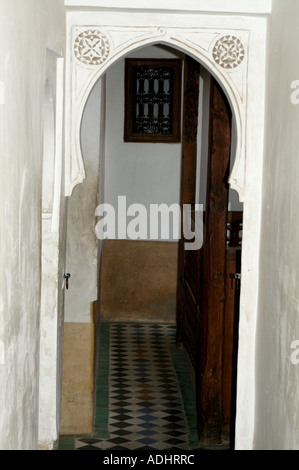 Porta di Ben Youssef Medersa scuola coranica Maghreb Marrakech marocco Foto Stock