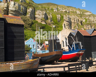 Tradizionali barche da pesca al di fuori del centro storico Fisherman's Museum e capanne di legno per lo storage di rete East Cliff Hastings Regno Unito Foto Stock