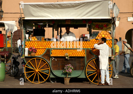 Succo di arancia fornitori in piazza Jemaa el Fna Marrakech marocco Foto Stock