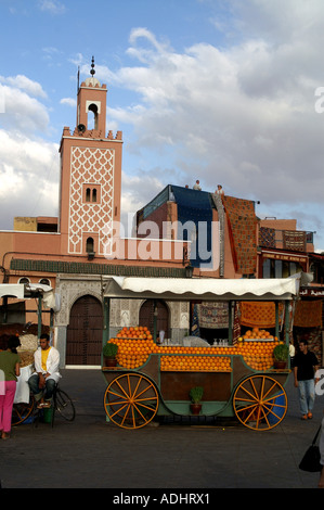 Succo di arancia fornitori in piazza Jemaa el Fna Marrakech marocco Foto Stock