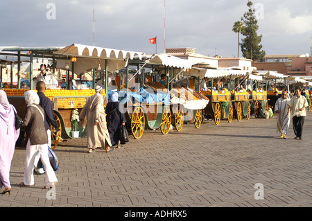 Succo di arancia fornitori in piazza Jemaa el Fna Marrakech marocco Foto Stock