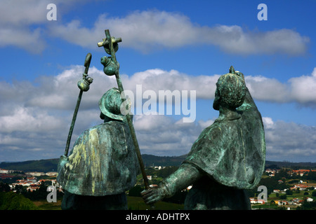 Scultura di due pellegrini felici di vedere Santiago de Compostela dal Monte do Gozo alla fine del loro viaggio Foto Stock