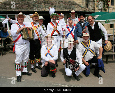 Morris ballerini presso le macellerie Arms Pub in Sheepscombe Cotswolds Inghilterra Foto Stock