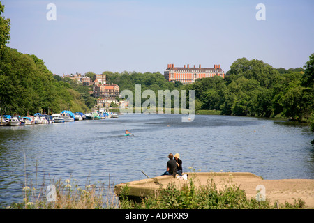 Il fiume Tamigi a Richmond con la Royal British Legion Star e Garter home London Foto Stock