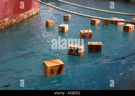 Scatole di tè galleggianti in porto durante un Boston Tea Party rievocazione storica Foto Stock