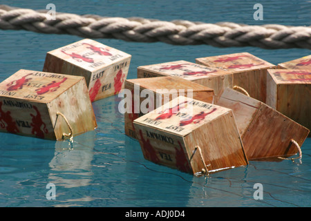 Scatole di tè galleggianti in porto durante un Boston Tea Party rievocazione storica Foto Stock