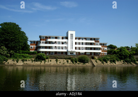 Art Deco classico accanto al fiume Tamigi vicino a Barnes Foto Stock