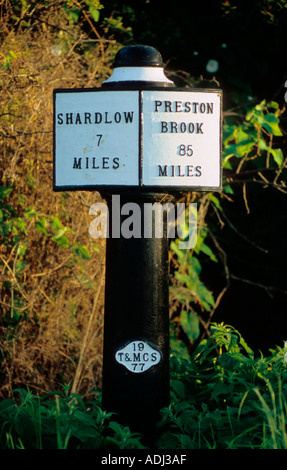 Milepost sul Trento Mersey Canal Foto Stock