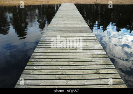 Molo di legno che si estende dalla riva sul lago a Jyvaskyla, Finlandia Foto Stock