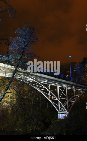 Scenario illuminato sul fiume Tourujoki al Jyvaskyla Festival della luce in Finlandia Foto Stock