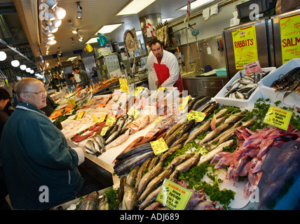 Pressione di stallo di mercato la vendita di pesce fresco, REGNO UNITO Foto Stock