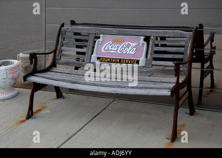 Panca con un vecchio coca cola segno roue 66 jack s diner missouri Foto Stock