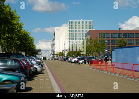 Vista lungo Midsummer Boulevard che mostra i parcheggi con il Jurys Inn Hotel in distanza Milton Keynes Buckinghamshire Foto Stock